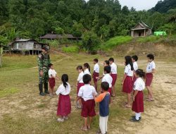 Anggota TNI di Perbatasan RI-Malaysia Entikong Jadi Guru di Sekolah