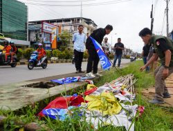 Bawaslu Sanggau Tertibkan 926 Bendera Partai Politik di Kota Sanggau