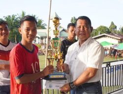 Pj Bupati Sanggau Tutup Turnamen Monto’k Cup di Desa Entakai, Lepas Landas Jadi Juara