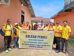 Golkar Sanggau Salurkan Bantuan Beras 1 Ton Untuk Korban Banjir di Desa Sosok