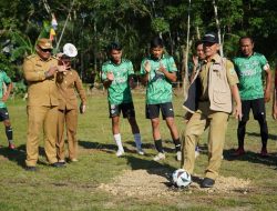 Kepala Disporapar Sanggau Buka Turnamen Sepak Bola Mini Desa Penyeladi