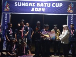 Anggota DPRD Sanggau Agustini Ramadhani Hadiri Penutupan Turnamen Sepak Bola Sungai Batu Cup